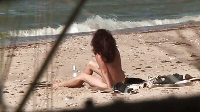 Sıska bir kadın arkadaşının üstünde, seks yapıyor porno erotik türk ve inliyor